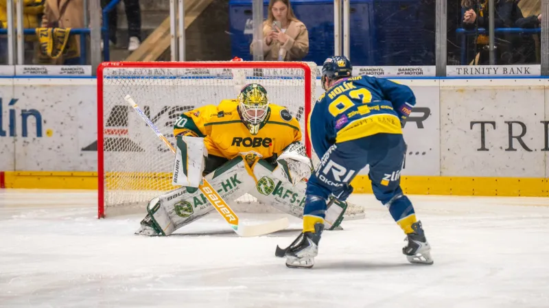 Zlínský útočník Petr Holík při trestném střílení proti Vsetínu