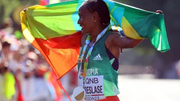 Maraton žen vyhrála po vzoru Toliho s novým rekordem Gebreslaseová. Hrochová skončila sedmnáctá