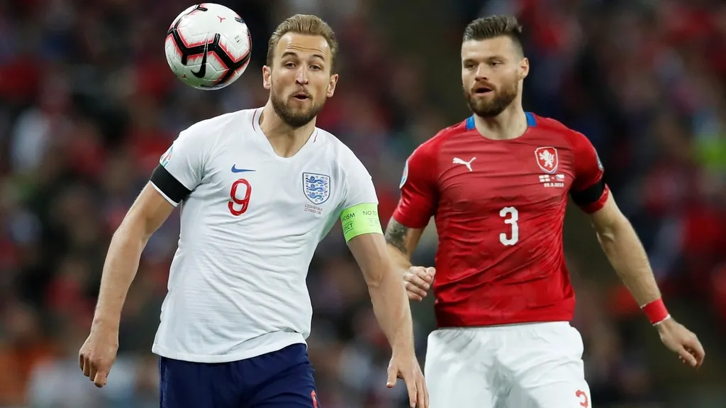 Ondřej Čelůstka (vpravo) a Harry Kane v utkání Anglie - Česko 