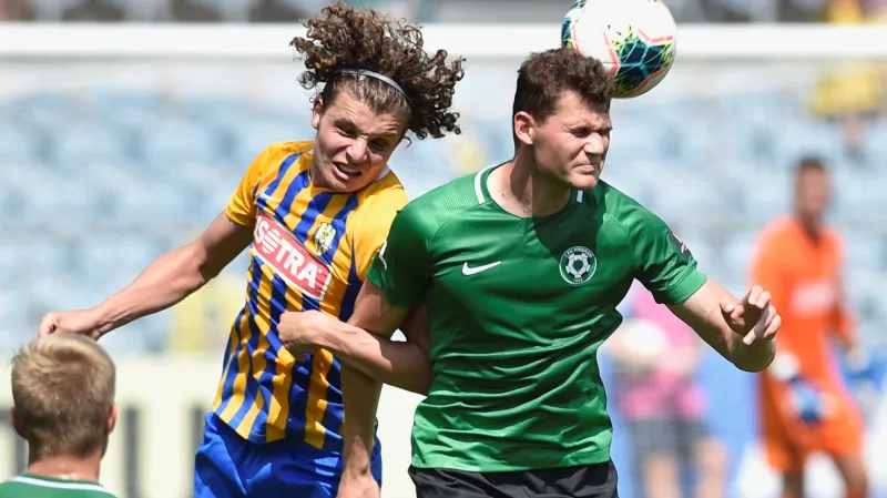 Filip Souček z Opavy (vlevo) v souboji s Dušanem Pincem z Příbrami