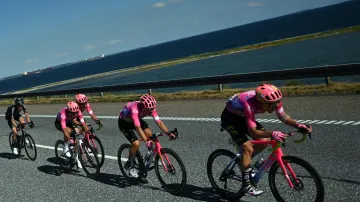 Rigoberto Urán a jeho tým EF Education First-EasyPost museli po pádu stíhat soupeře