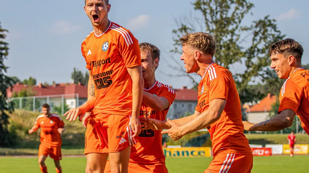 Fotbalisté Varnsdorfu se radují z gólu