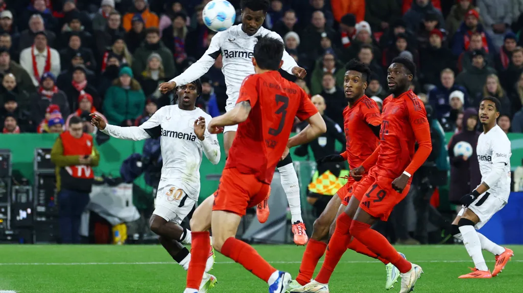 Nathan Tella střílí vítězný gól do sítě Bayernu