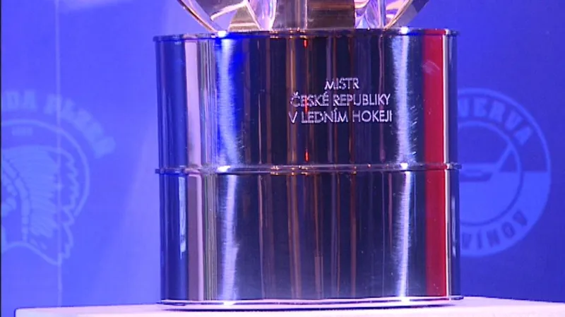 Výherce základní části extraligy pozvedne nový pohár