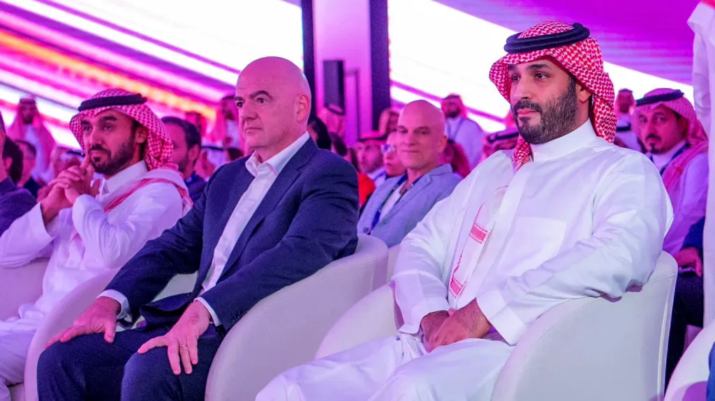 Korunní princ Saúdské Arábie Mohamed bin Salmán a prezident FIFA Gianni Infantino