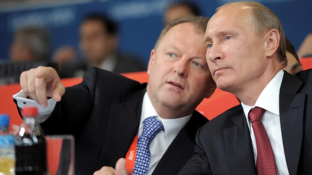 Prezident IJF Marius Vizer v družném hovoru s Vladimirem Putinem během Her v Londýně 2012