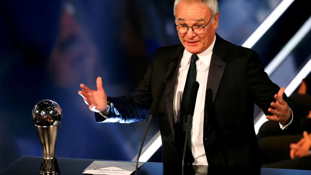 Claudio Ranieri s trofejí pro nejlepšího trenéra roku 2016
