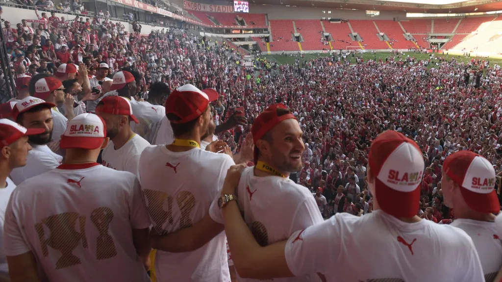 Fotbalisté Slavie Praha slaví s fanoušky zisk mistrovského titulu
