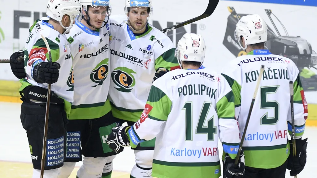 Hráči Karlových Varů se radují z gólu