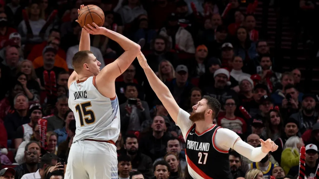 Nikola Jokič z Denveru (vlevo) v utkání proti Portlandu
