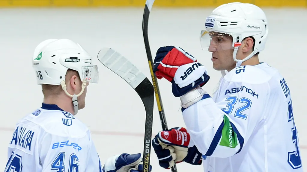 Alexandr Ovečkin a Janne Jalasvaara se radují z vítězství