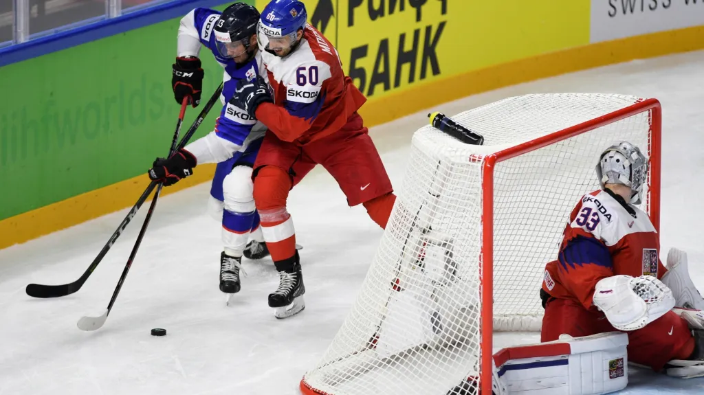 Pavel Francouz (vpravo) v utkání proti Slovensku