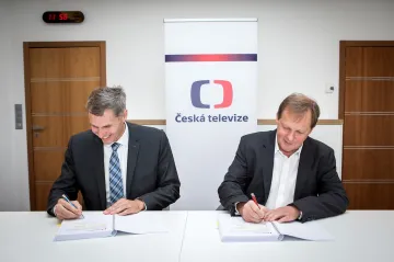 Předseda ČOV Jiří Kejvala (vlevo) a generální ředitel ČT Petr Dvořák podepisují smlouvu o spolupráci
