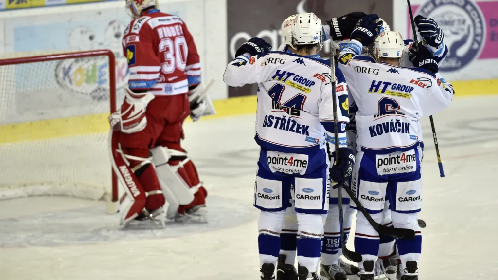Radující se hokejisté Komety Brno