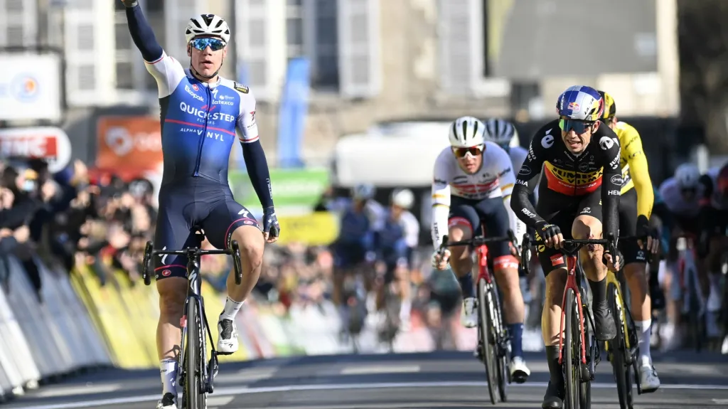 Fabio Jakobsen oslavuje etapové vítězství v závodu Paříž–Nice