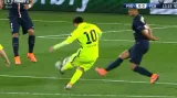 Šance v utkání PSG - Barcelona: Messi trefil z vápna tyč (14. min.)