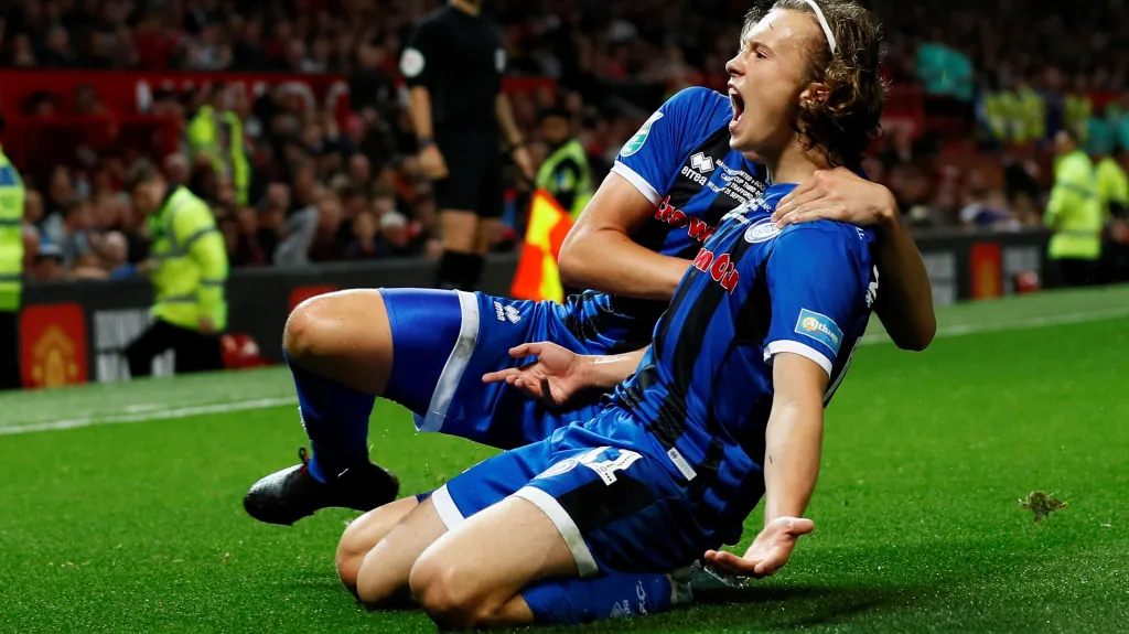Luke Matheson slaví gól Rochdale na půdě Manchester United