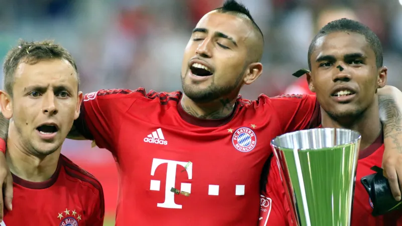 Slavící (zleva) Rafinha, Vidal a Douglas Costa