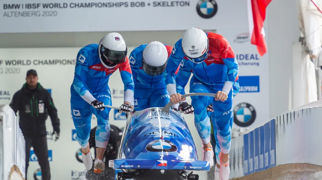 Český čtyřbob v čele s pilotem Dominikem Dvořákem