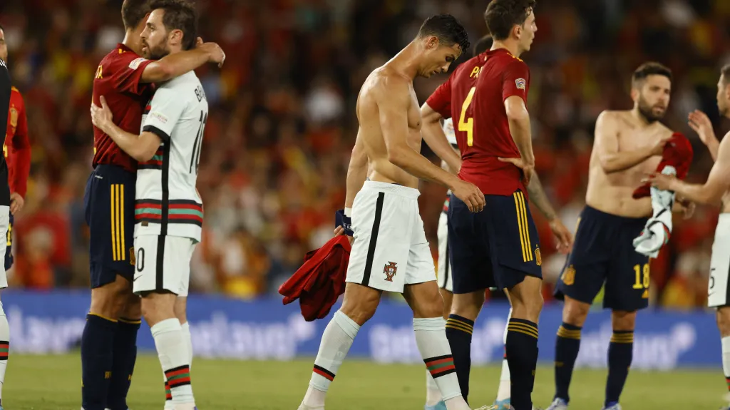 Hráči se zdraví po konci utkání Španělsko – Portugalsko
