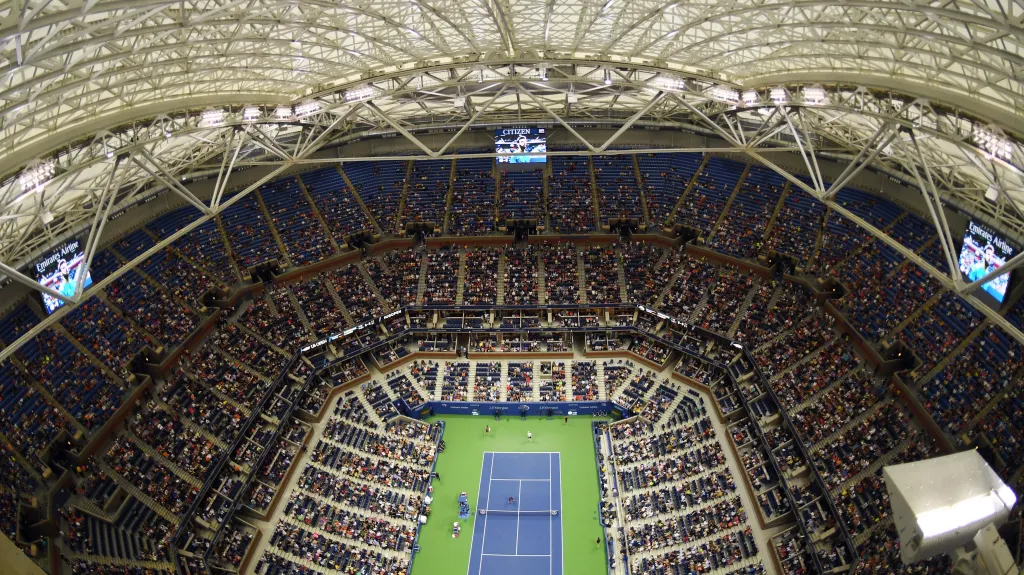 Nová střecha hlavního kurtu Arthura Ashe