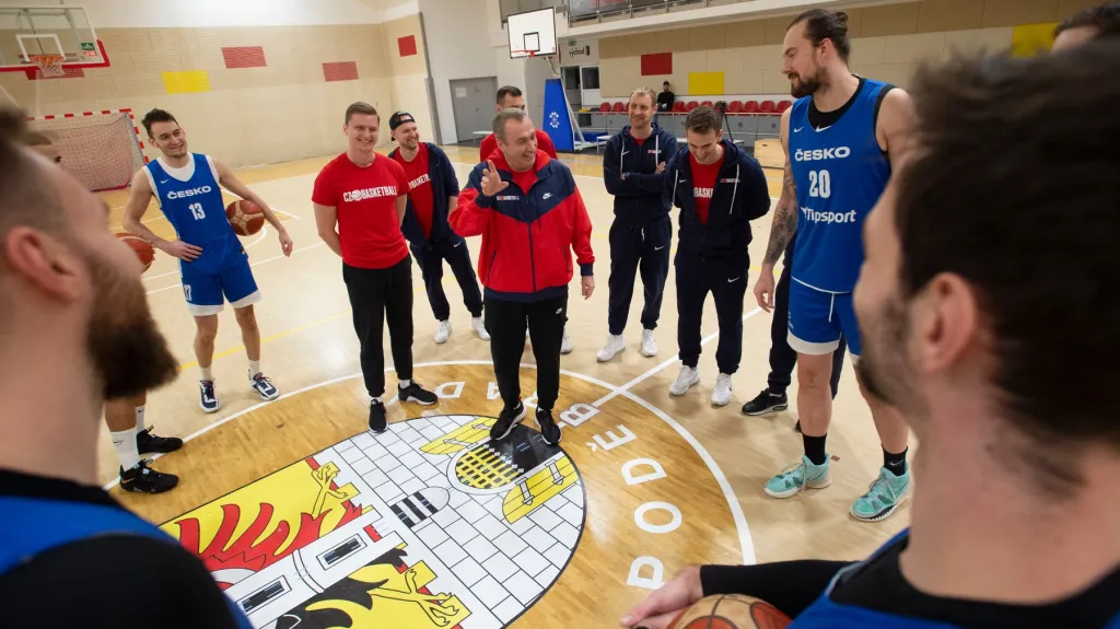 Reprezentační trenér Ronen Ginzburg promlouvá k hráčům