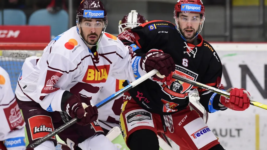 Hradecký útočník Lukáš Cingel v souboji se Stevenem Delislem ze Sparty