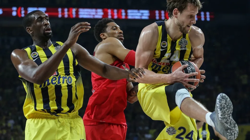 Jan Veselý z Fenerbahce získává míč v utkání s Olympiakosem Pireus