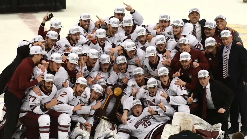 Hráči University of Massachusetts slaví titul v NCAA