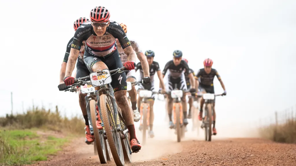 Jaroslav Kulhavý v čele skupinky na závodě Cape Epic