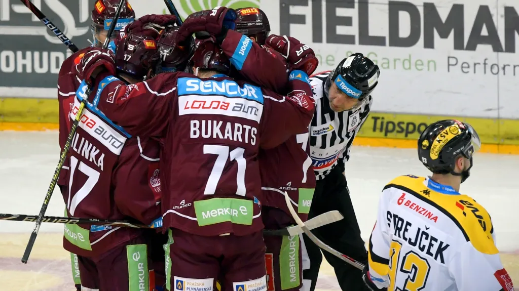 Hokejisté Sparty slaví gól do sítě Litvínova