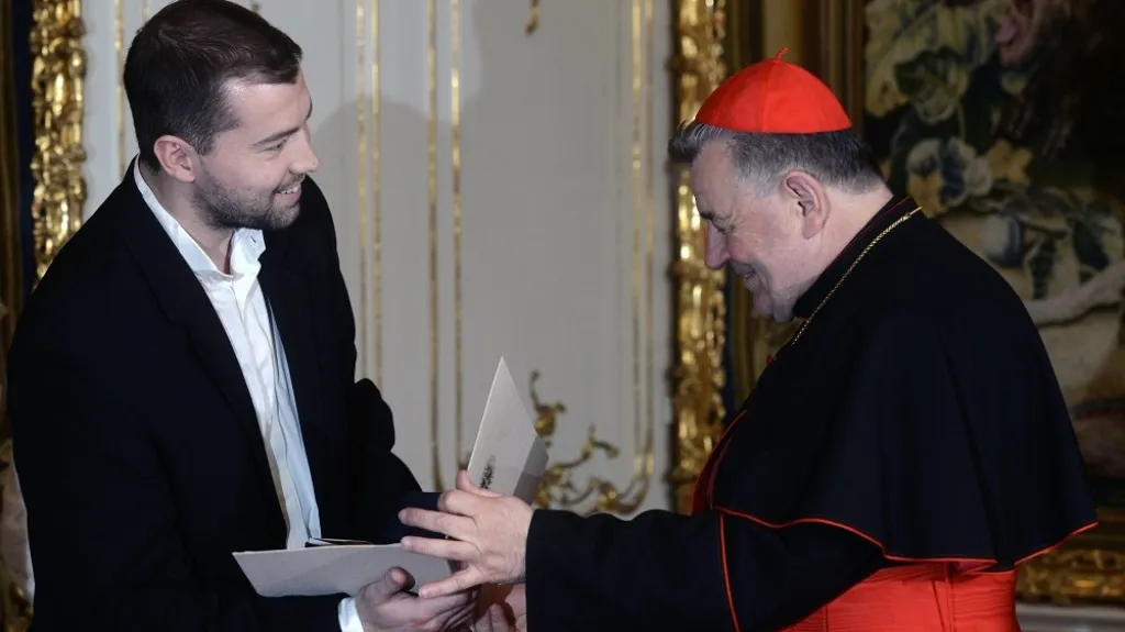 Kardinál Dominik Duka (vpravo) předal Tomáši Slovákovi ocenění za jeho gesto fair play