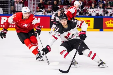 Kanadský forvard Mathew Barzal v utkání se Švýcary