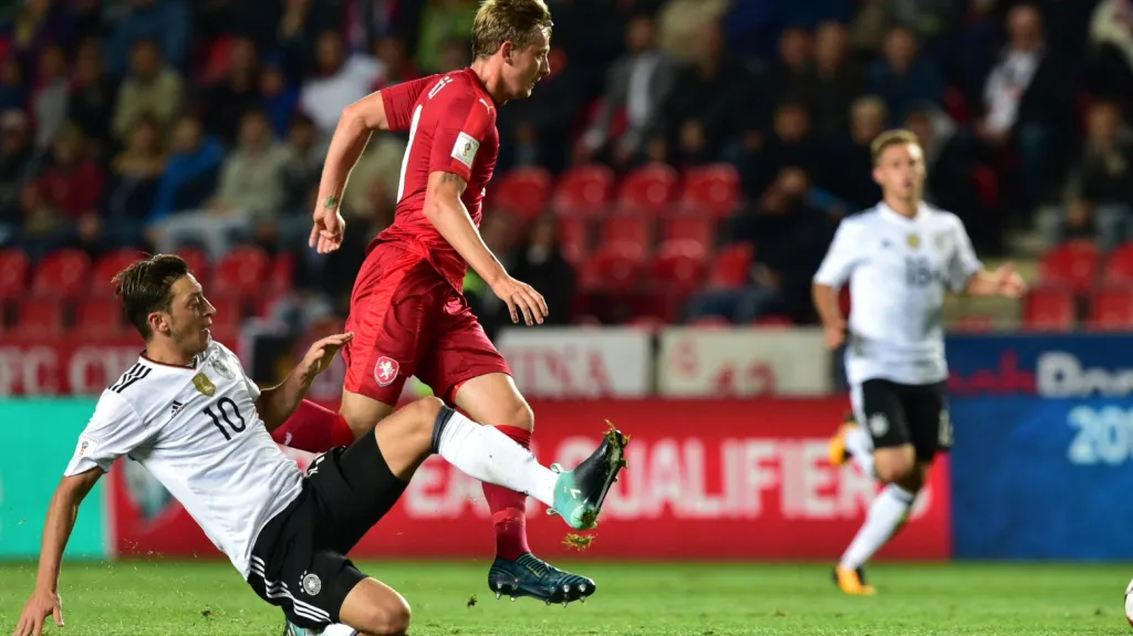 Ladislav Krejčí (v červeném) v souboji s Mesutem Özilem