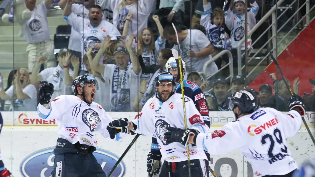 Dominik Lakatoš (vlevo) se raduje se spoluhráči z Liberce z vítězné trefy