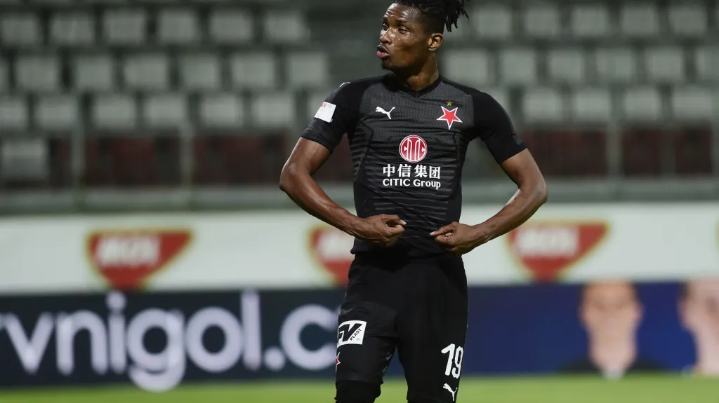 Obránce Slavie Simon Deli