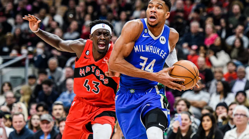 Giannis Antetokounmpo v zápase s Torontem
