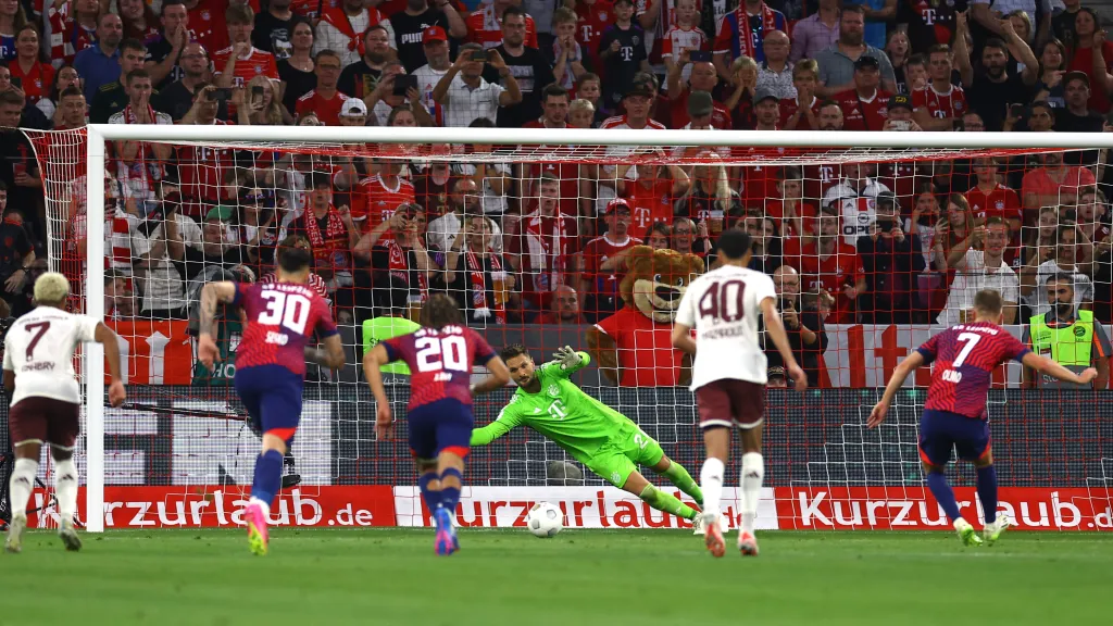 Dano Olmo z Lipska dává Bayernu gól