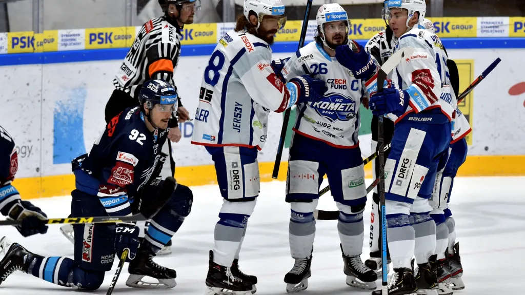 Hráči Komety slaví gól kapitána Martina Zaťoviče proti Liberci