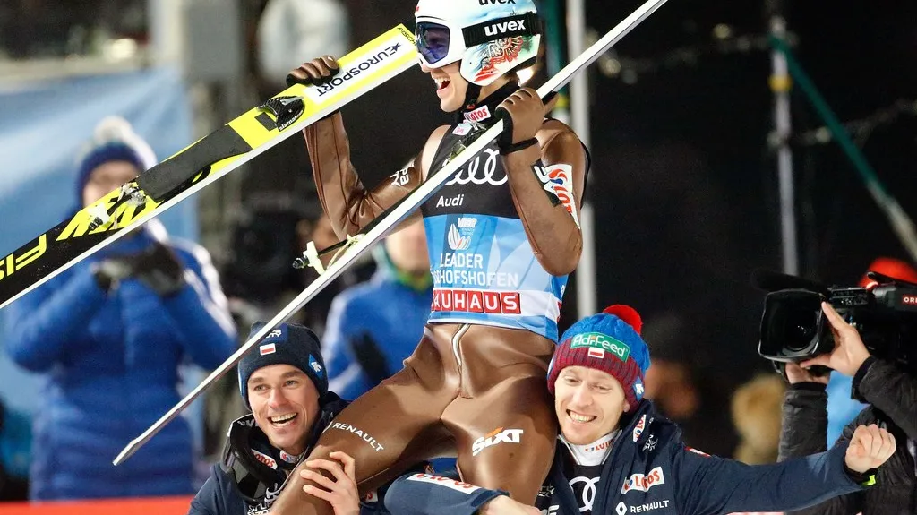 Kamil Stoch oslavuje s kolegy z reprezentace