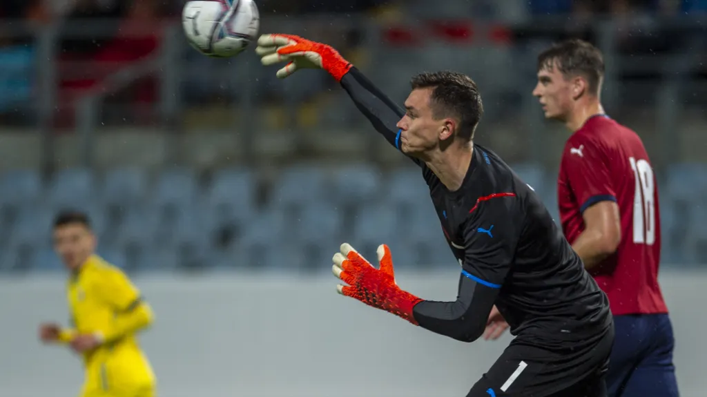 Brankář "Lvíčat" Matěj Kovář