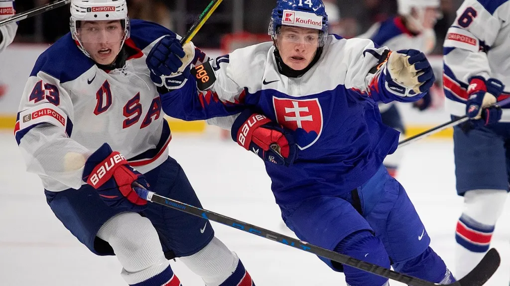 Americký obránce Luke Hughes se snaží zastavit slovenského útočníka Adama Sýkoru
