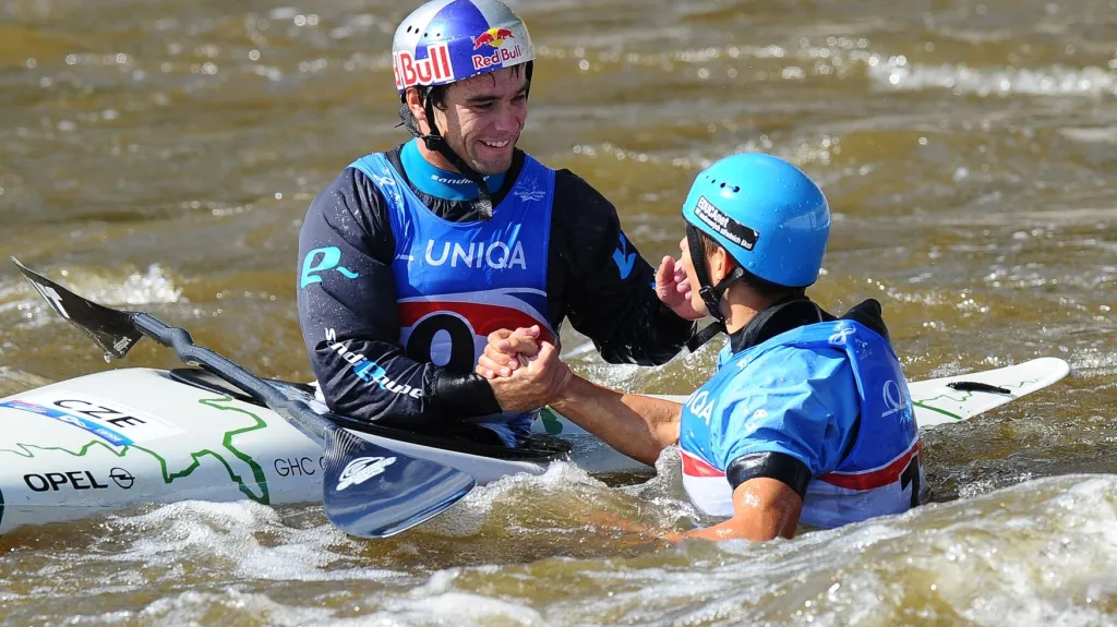 Vzájemná gratulace dvou nejlepších kajakářů