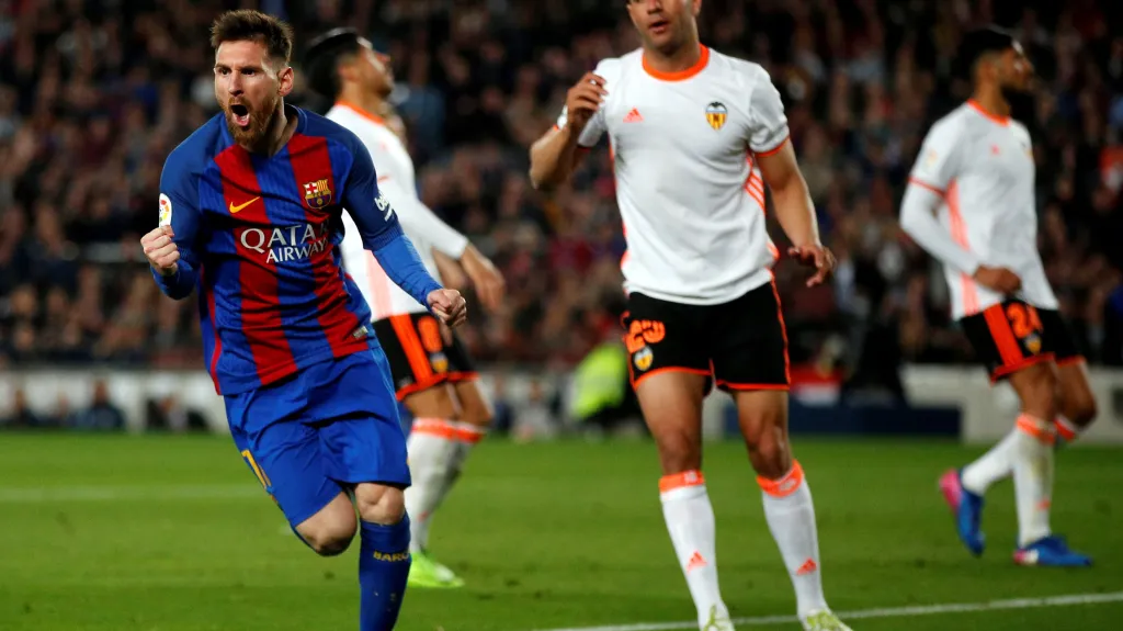 Barcelonský Lionel Messi se raduje z gólu v síti Valencie