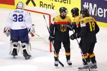 Hokejisté Německa se radují z gólu v síti Francie