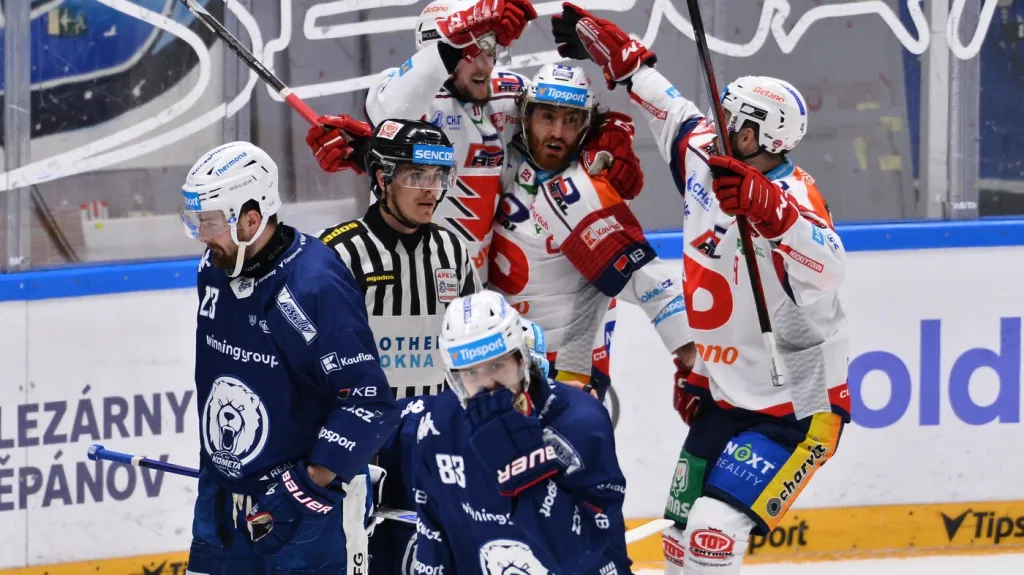 Hráči Pardubic se radují po gólu v zápase s Kometou