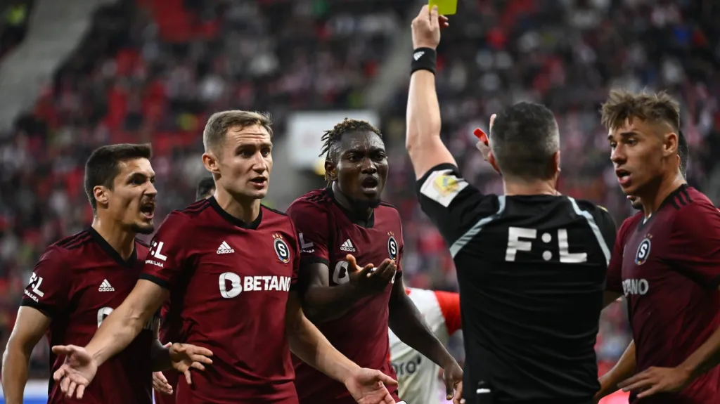 Žlutá karta pro Olatunjiho ze Sparty