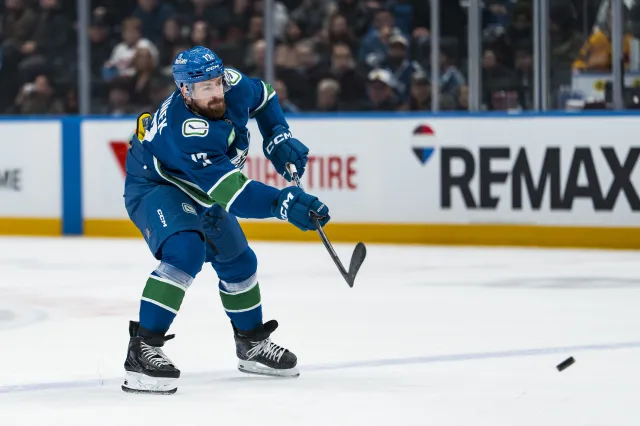 Hronek se blýskl třemi body, ale prohru Canucks neodvrátil. Hertl rozhodl prodloužení