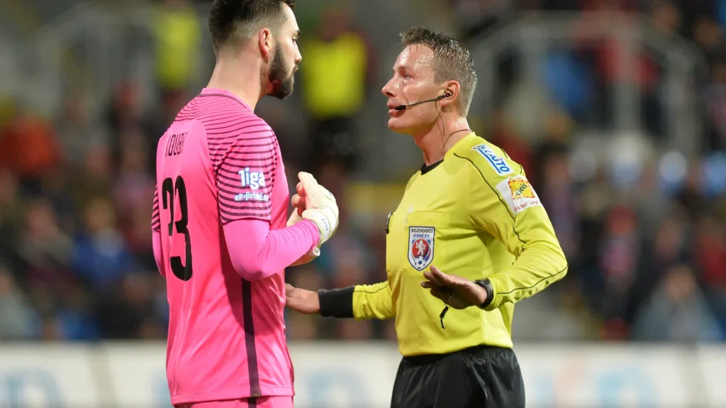 Rozhodčí Karel Hrubeš v diskusi s brankářem Sparty Tomášem Koubkem