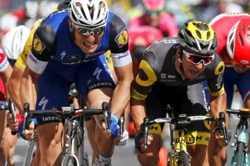 Souboj Marcela Kittela a Bryana Coquarda v cílové rovince 4. etapy Tour de France